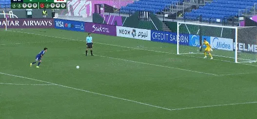 点球第三轮，佐藤龙之介罚进，法胡里点射命中